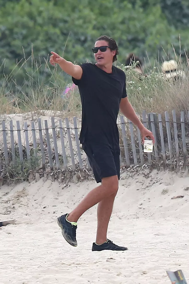 Vito Schnabel se promène avec une amie sur une plage de Saint-Tropez
