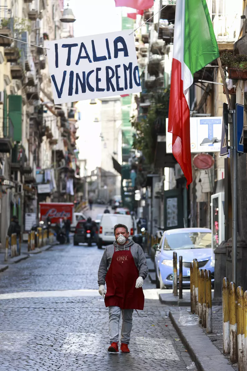 Covid-19 - Law enforcement checks at the market - Naples