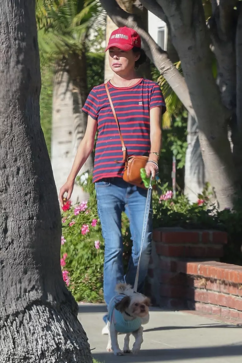 *EXCLUSIVE* Thin and frail Lara Flynn Boyle enjoys a cigarette while out with her dog