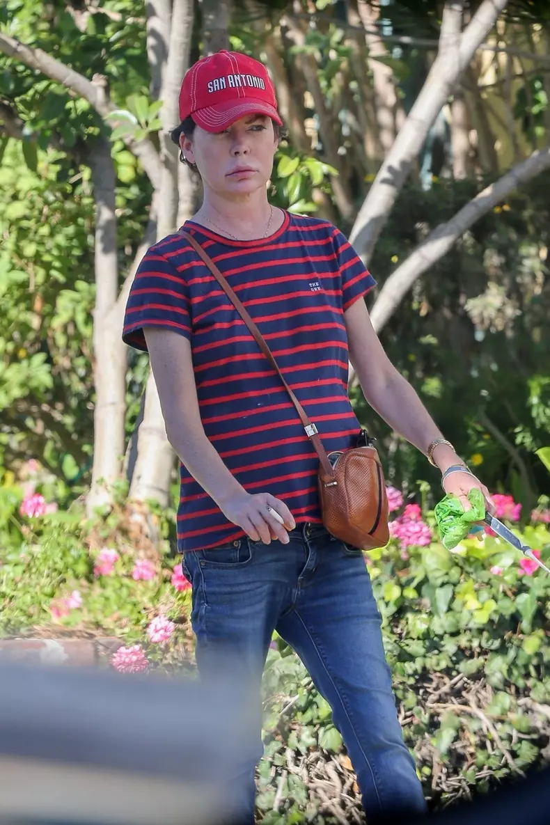 *EXCLUSIVE* Thin and frail Lara Flynn Boyle enjoys a cigarette while out with her dog