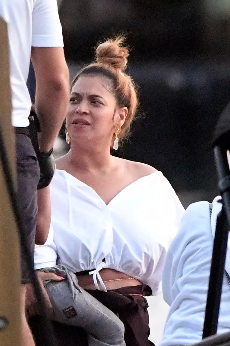 EXCLUSIVE: *EMBARGO: No web until Wednesday, August 12th 9:45 am PST * 
Beyonce Takes The Kids And Mom On A Boat Ride In The Hamptons