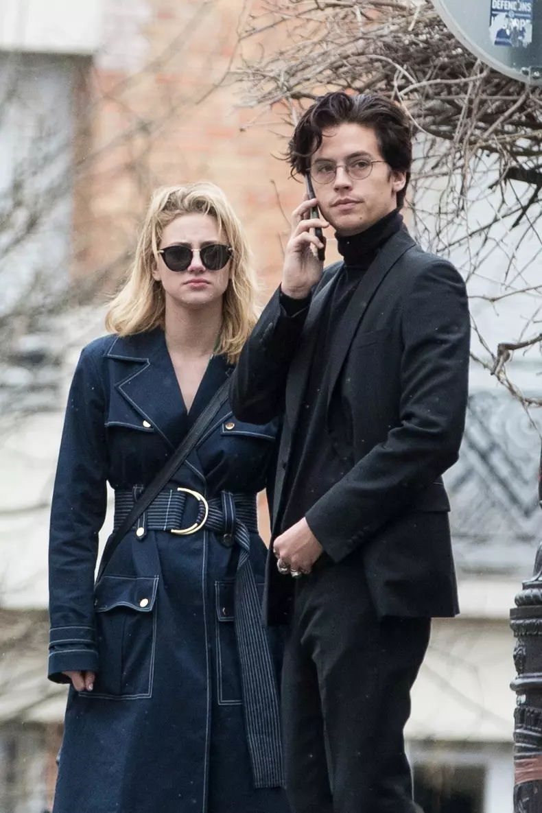 Exclusif - No Web - Cole Sprouse et sa compagne Lili Reinhart profitent d'un moment romantique sur la butte Montmartre à Paris