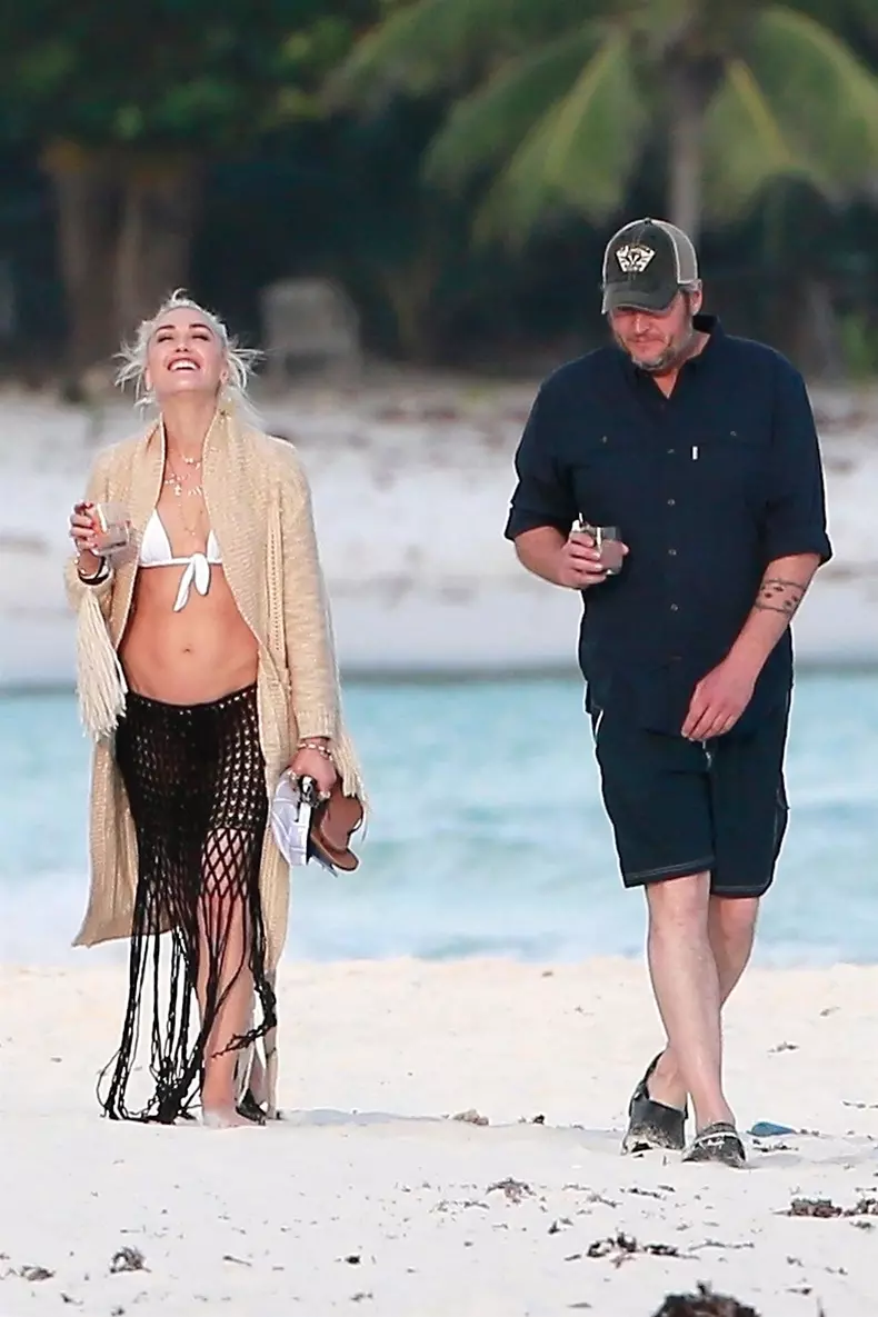 *PREMIUM-EXCLUSIVE* Gwen Stefani and Blake Shelton sip drinks with a group of friends in Playa del Carmen