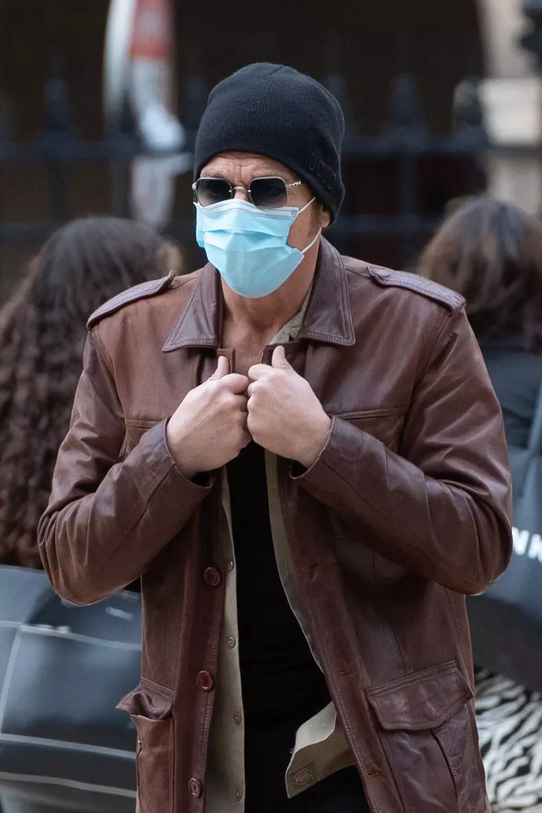 Semi Exclusif - Jean Claude Van Damme et sa compagne Alena Kaverina, arrivent sur le lieux du tournage du film "Le dernier mercenaire" à Paris