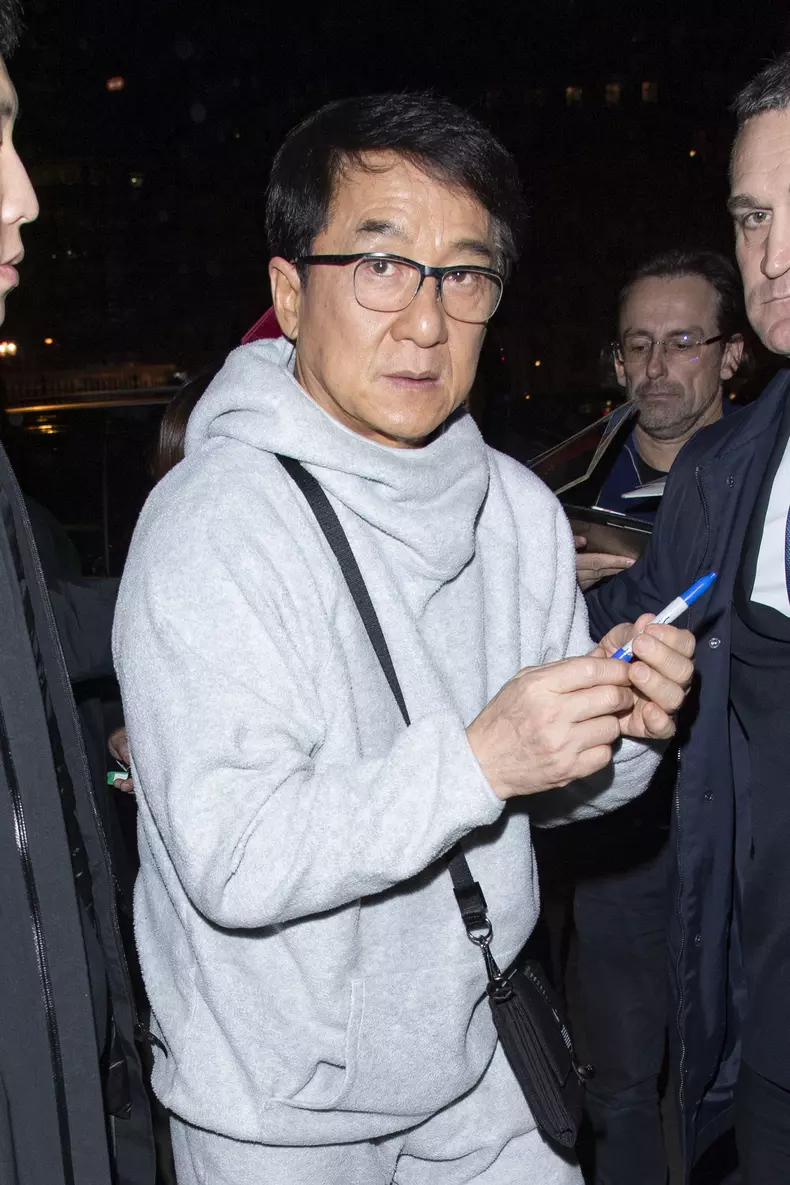 Exclusif - Jackie Chan arrive au restaurant Lucas Carton après le défilé de mode Li-Ning au Centre Pompidou à Paris