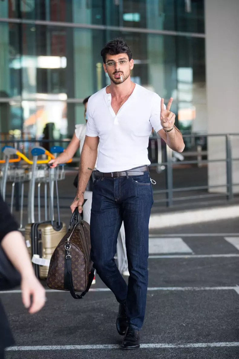 Exclusif - Michele Morrone, l'acteur italien de 365 Dni (Netflix) arrive à l'aéroport Paris-Charles De Gaulle