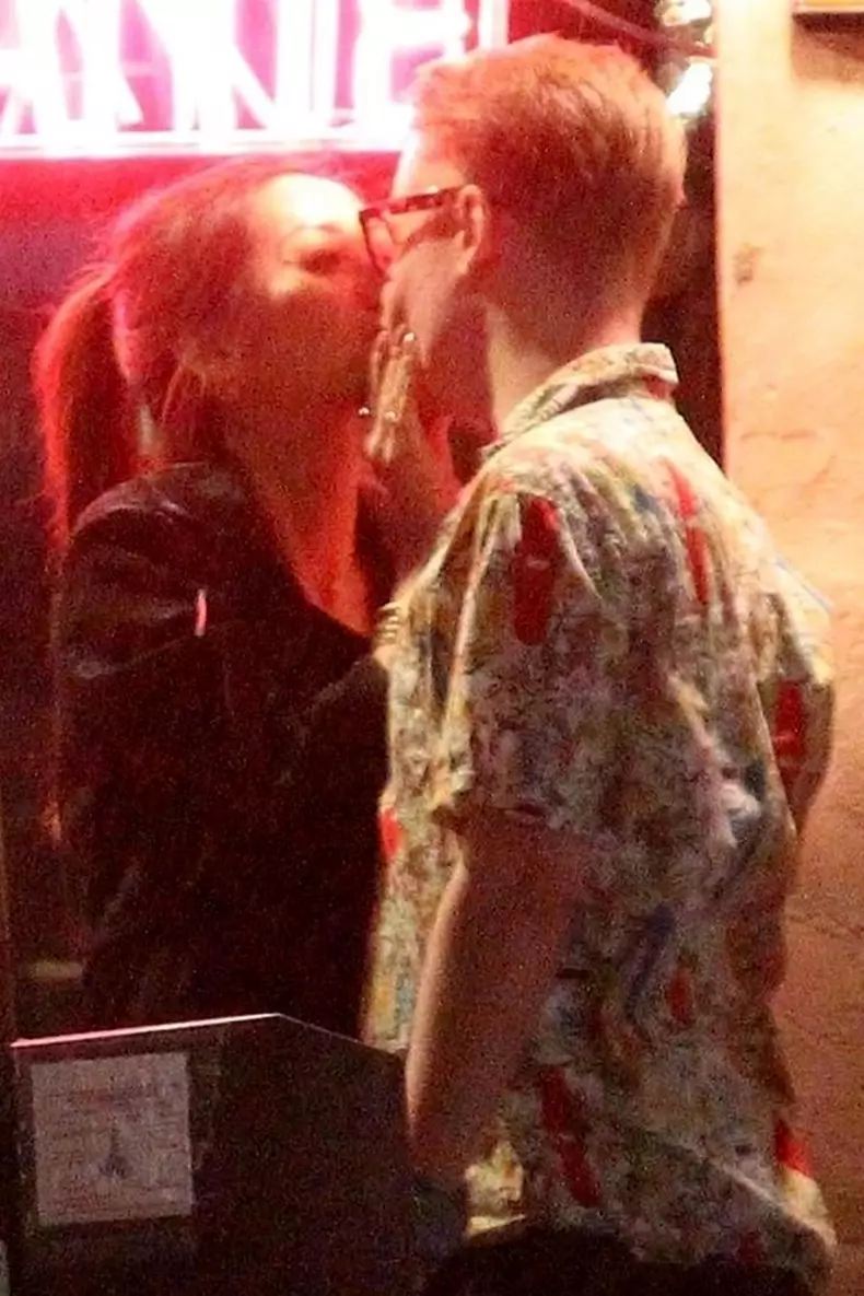 *PREMIUM-EXCLUSIVE* Cara Delevingne and Paris Jackson Kiss on a date with Macaulay Culkin and Brenda Song