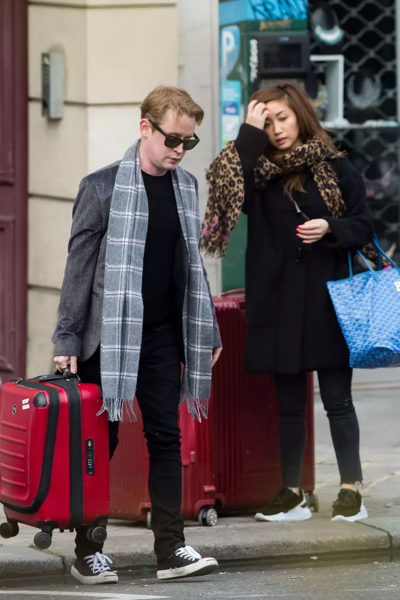 Exclusif - Macaulay Culkin et sa compagne Brenda Song quittent leur appartement parisien pour se rendre à l'aéroport Roissy CDG