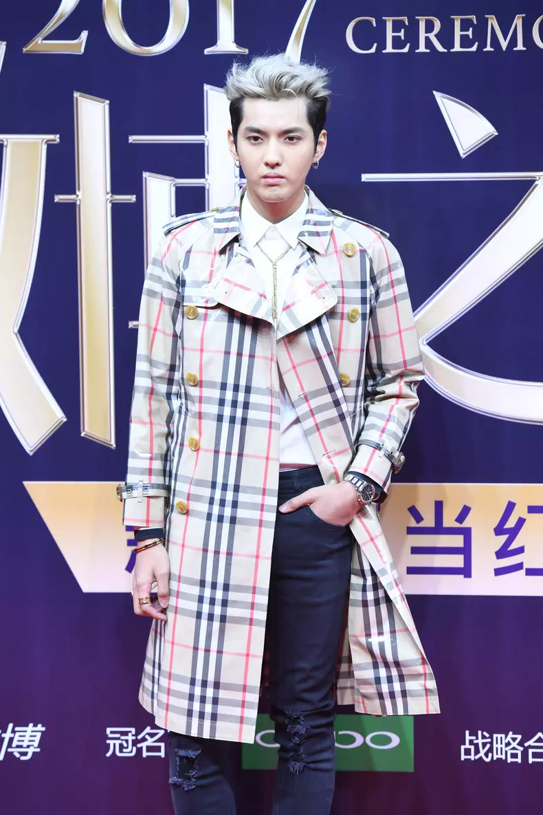 Chinese stars glam up 2017 Weibo Awards in Beijing