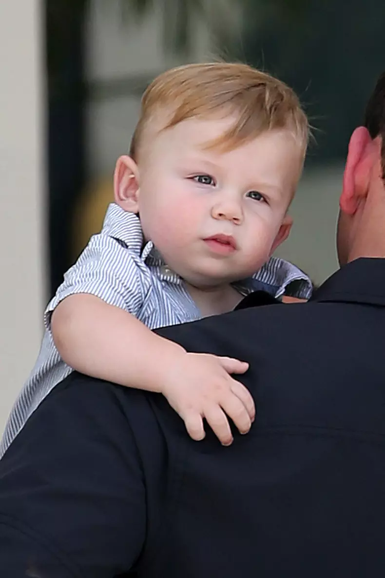 PREMIUM EXCLUSIVE:  Elon Musk carries his son "X" as he leaves his hotel with girlfriend Grimes in Miami