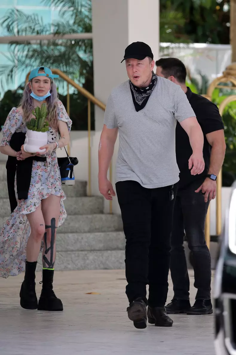 PREMIUM EXCLUSIVE:  Elon Musk carries his son "X" as he leaves his hotel with girlfriend Grimes in Miami