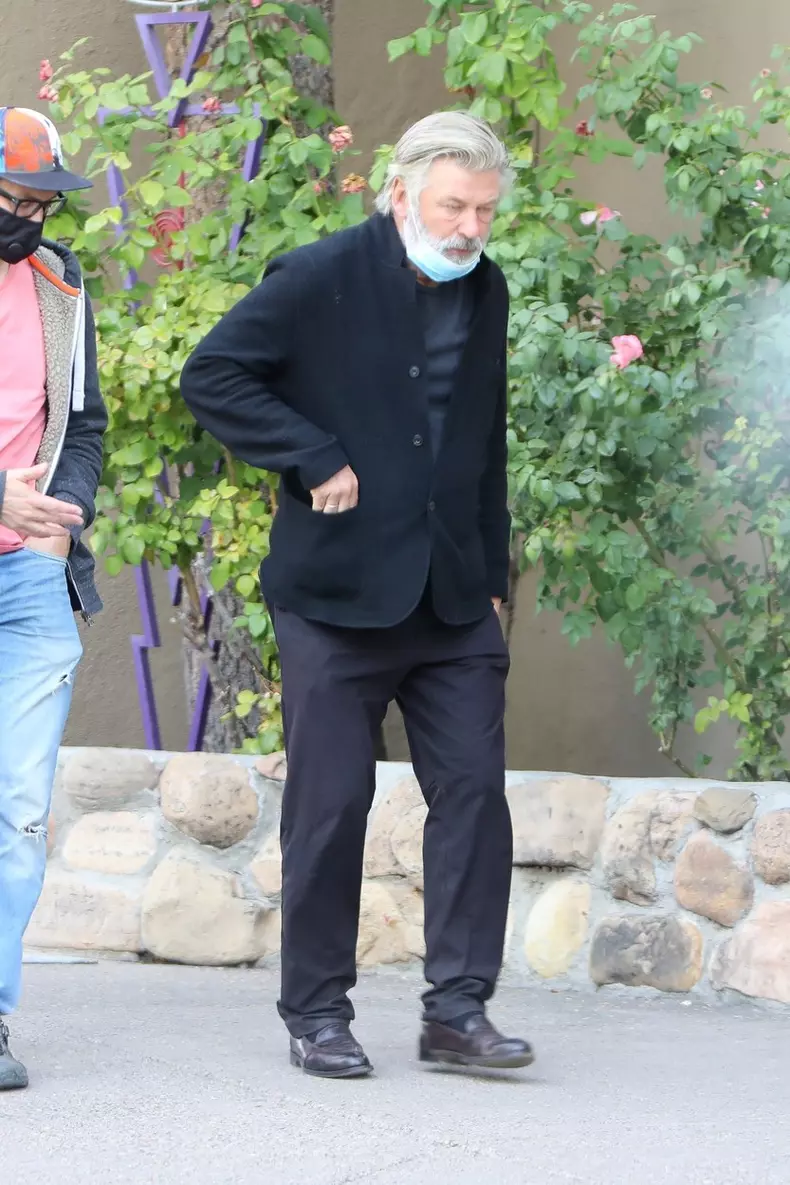 *PREMIUM-EXCLUSIVE* Alec Baldwin seen in Santa Fe with Halyna Hutchins' husband and son following prop gun shooting incident