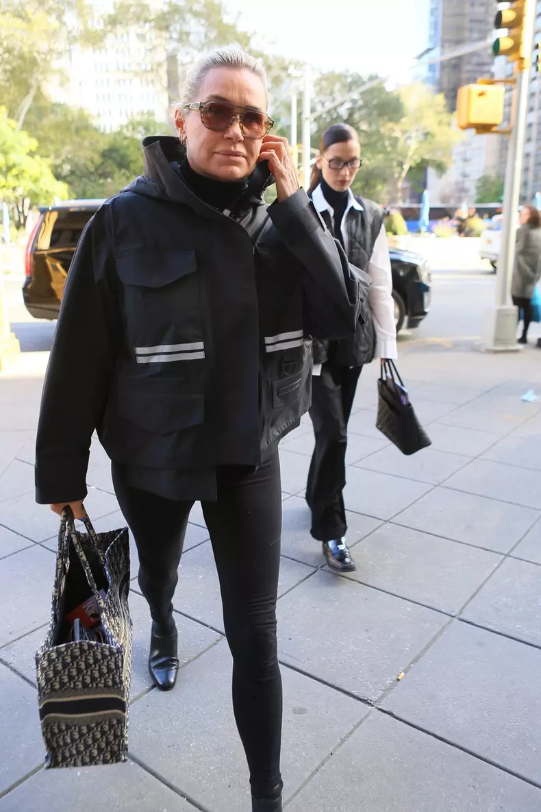 *PREMIUM-EXCLUSIVE* Yolanda Hadid and daughter Bella head into an office building in Manhattan amid 'Family Crisis'