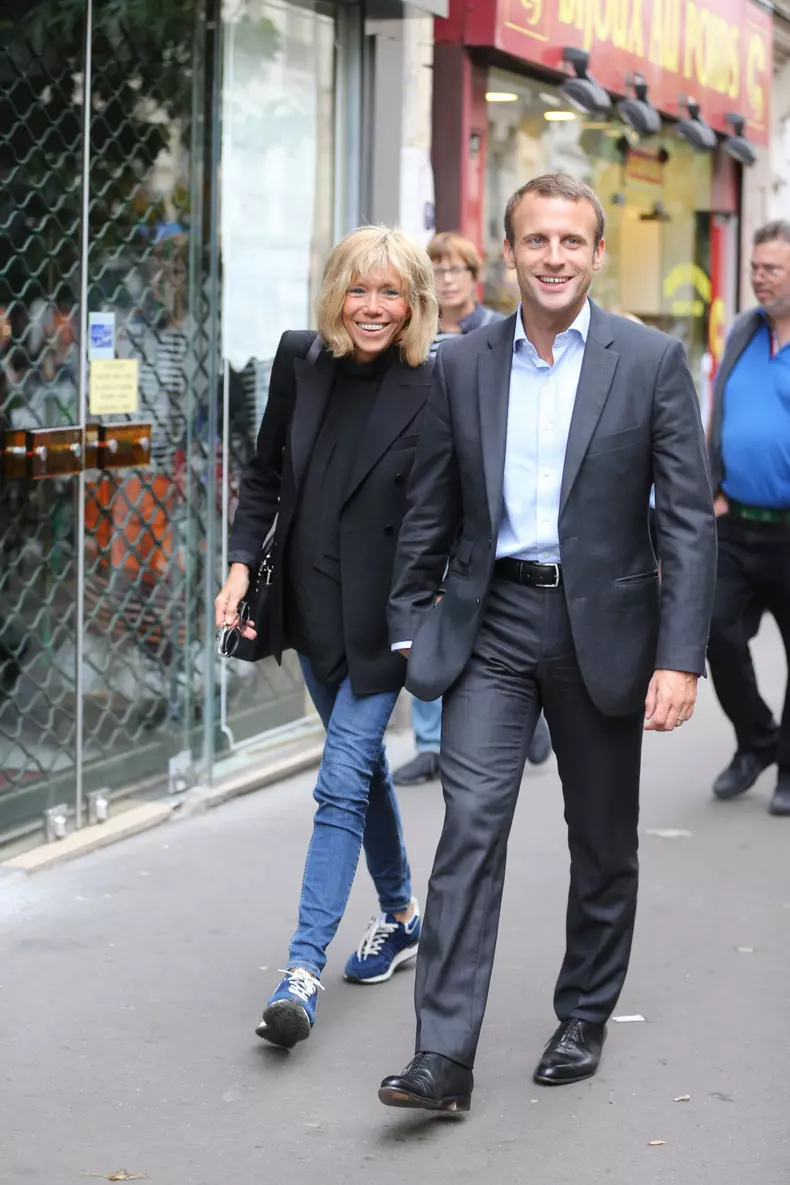 Emmanuel Macron et sa femme Brigitte Trogneux quittent la Maison de la Radio et vont déjeuner à Montmartre