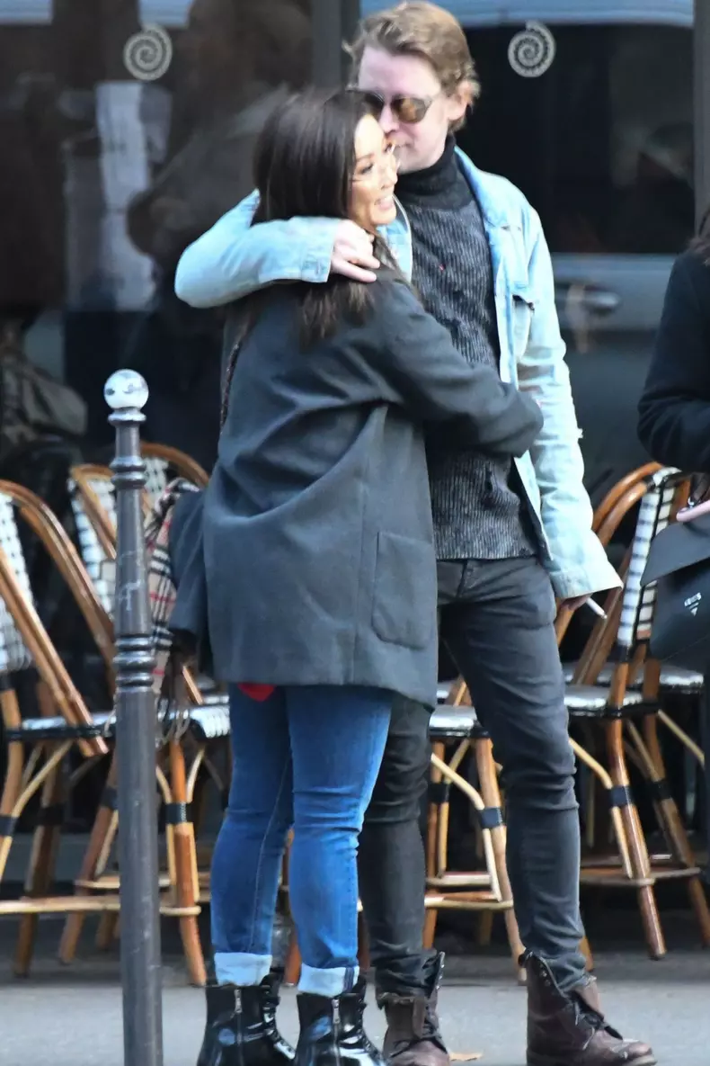 Exclusif - Prix Spécial - No web - No blog - Macaulay Culkin et sa compagne Brenda Song et Seth Green et sa femme Clare Grant se promènent avec Paris Jackson dans les rues de Paris