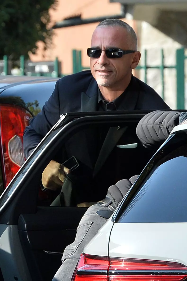 Eros Ramazzotti festeggia il compleanno con amici al ristorante a Milano