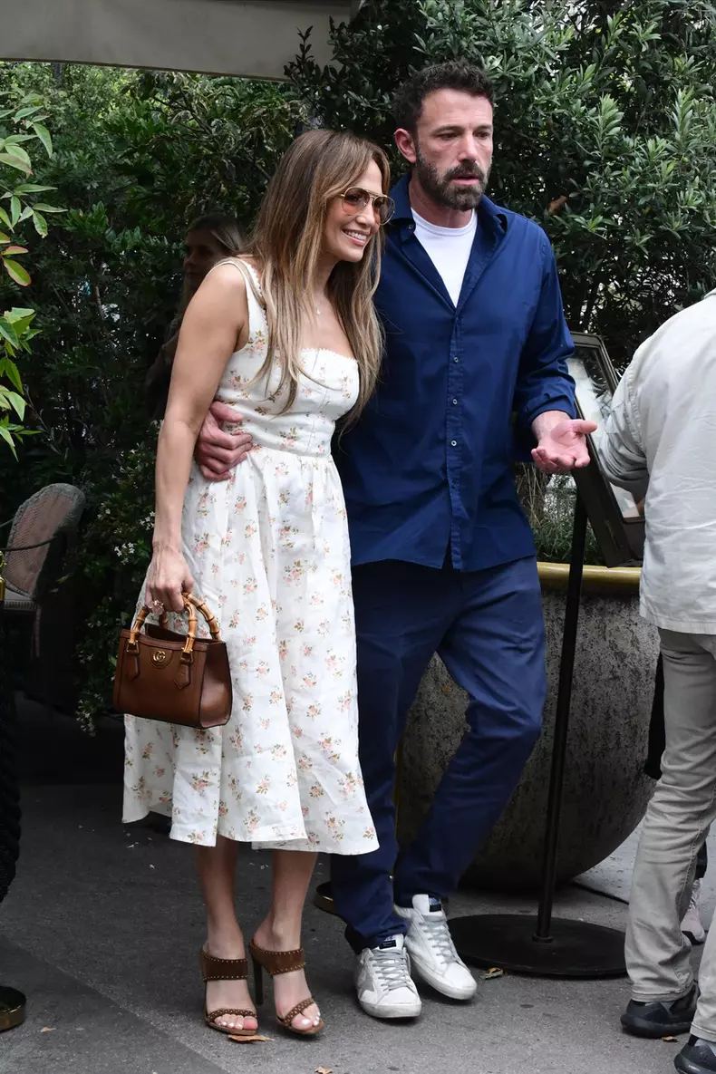 Ben Affleck et sa femme Jennifer Affleck (Lopez) ont déjeuné avec leurs filles respectives au restaurant "Les Jardins du Presbourg" lors de leur lune de miel ŕ Paris