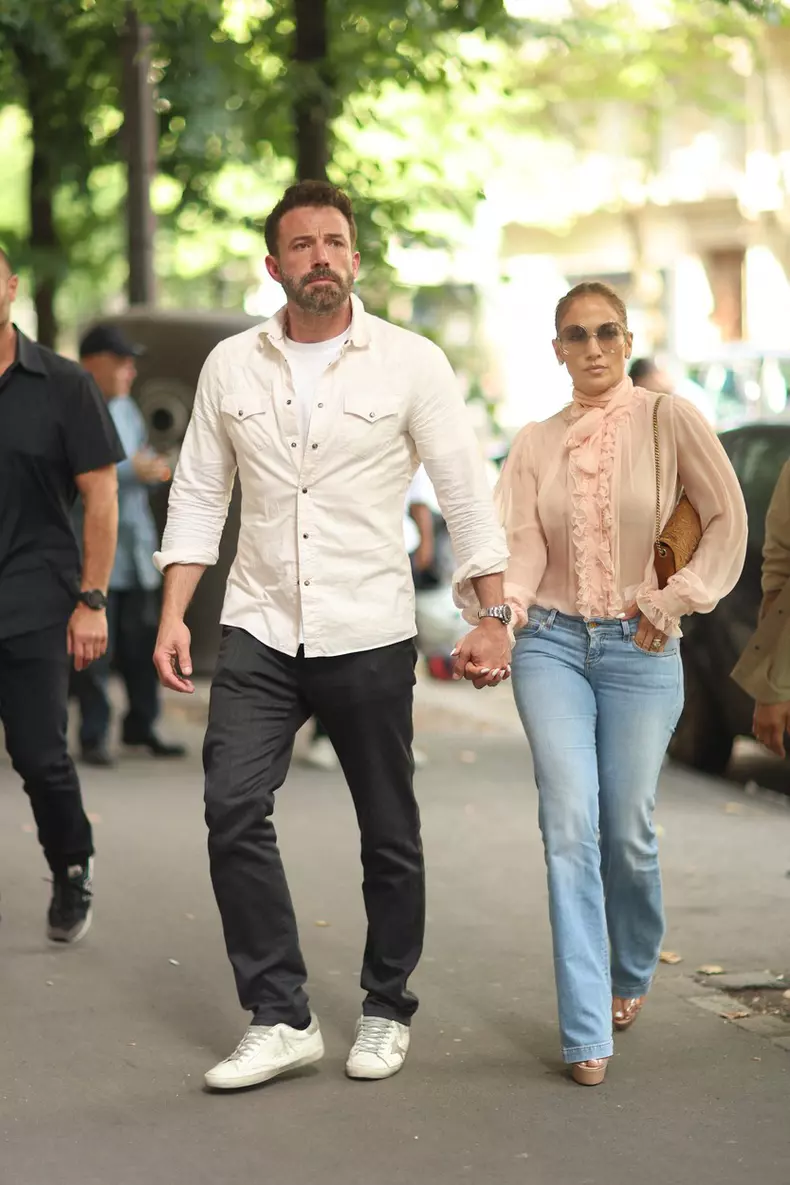 Ben Affleck et sa femme Jennifer Lopez, accompagnés de leurs enfants respectifs Seraphina et Emme, rentrent ŕ l'hôtel de Crillon aprčs un passage ŕ la parfumerie "Sephora" ŕ Paris