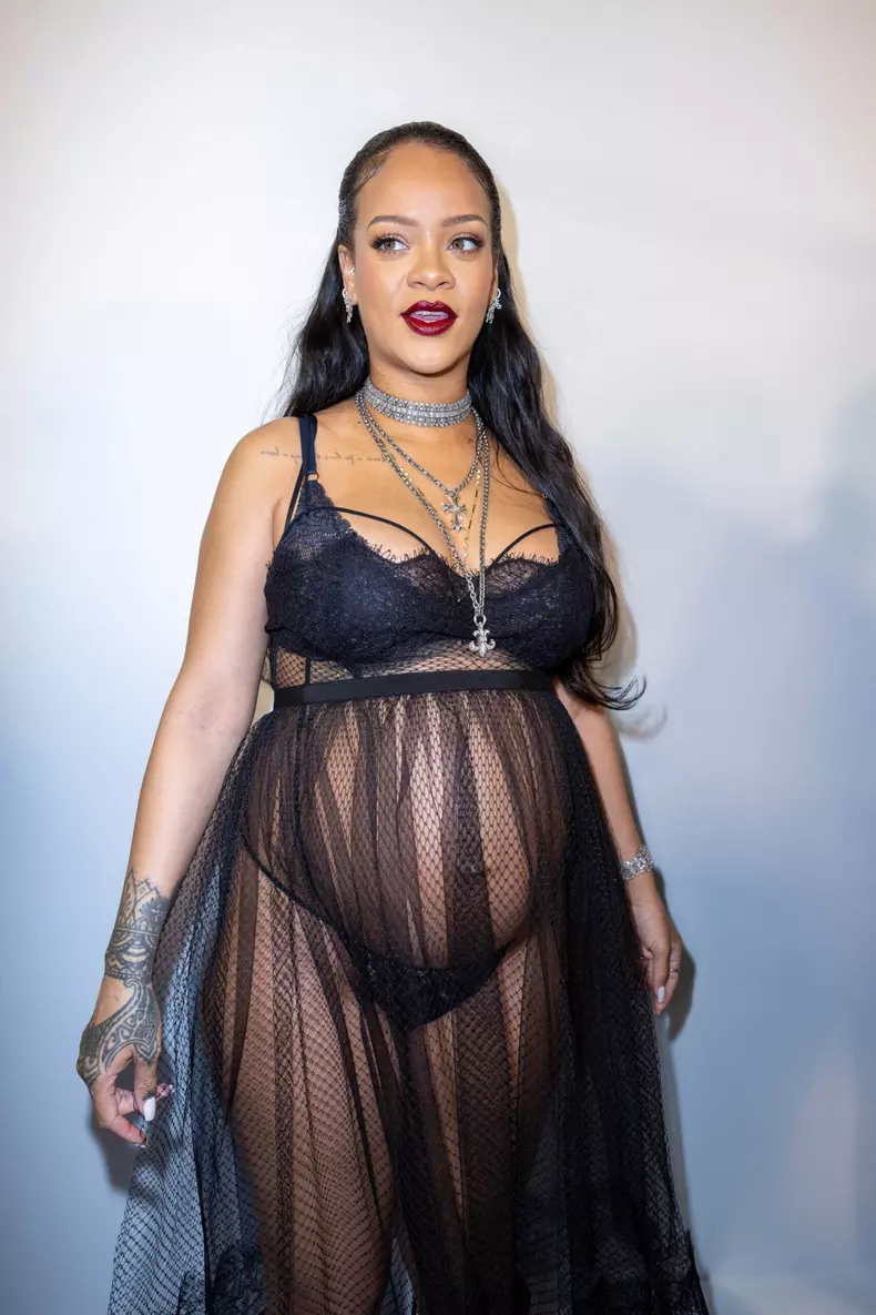 Semi-Exclusif - Rihanna dans les backstage du défilé de mode automne-hiver 2022/2023 "Christian Dior" lors de la fashion week de Paris