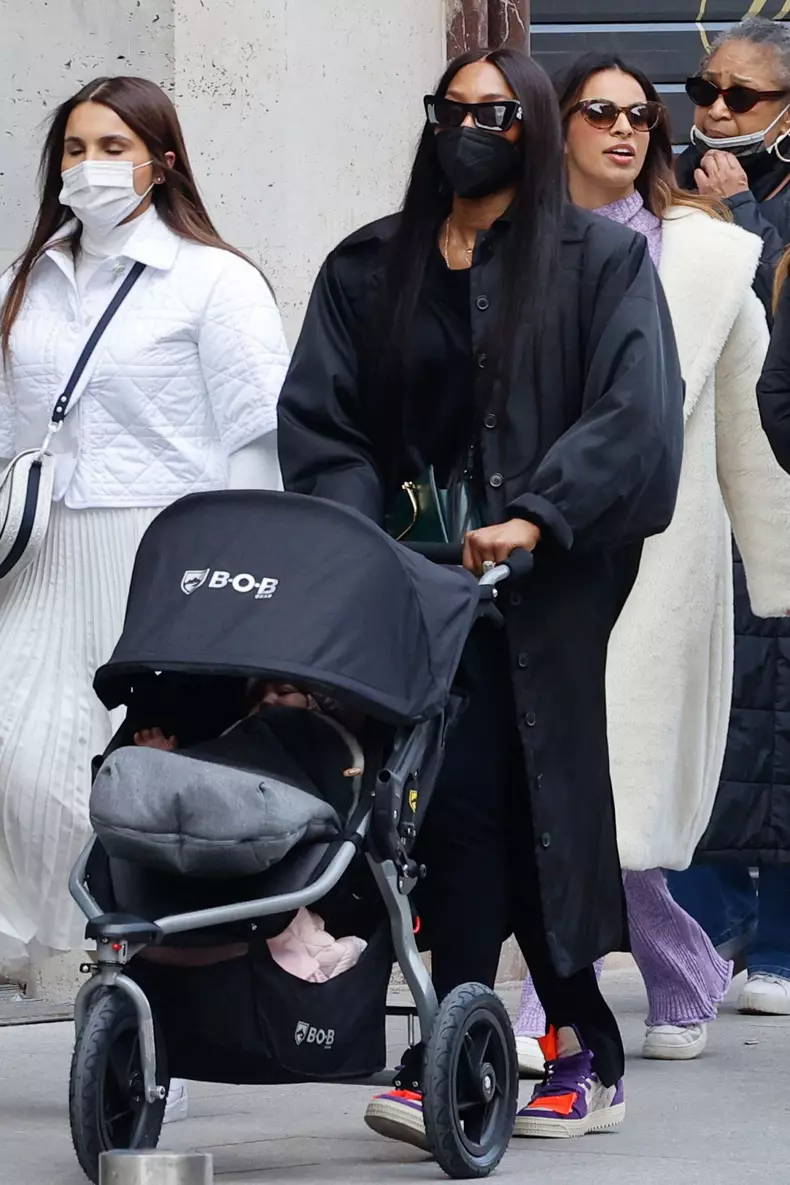 Dr - BI - Exclusif - Prix Spécial - No Web - Naomi Campbell avec sa fille et sa mère Valerie Morris Campbell dans les rues de Paris, à l'occasion de la fashion week