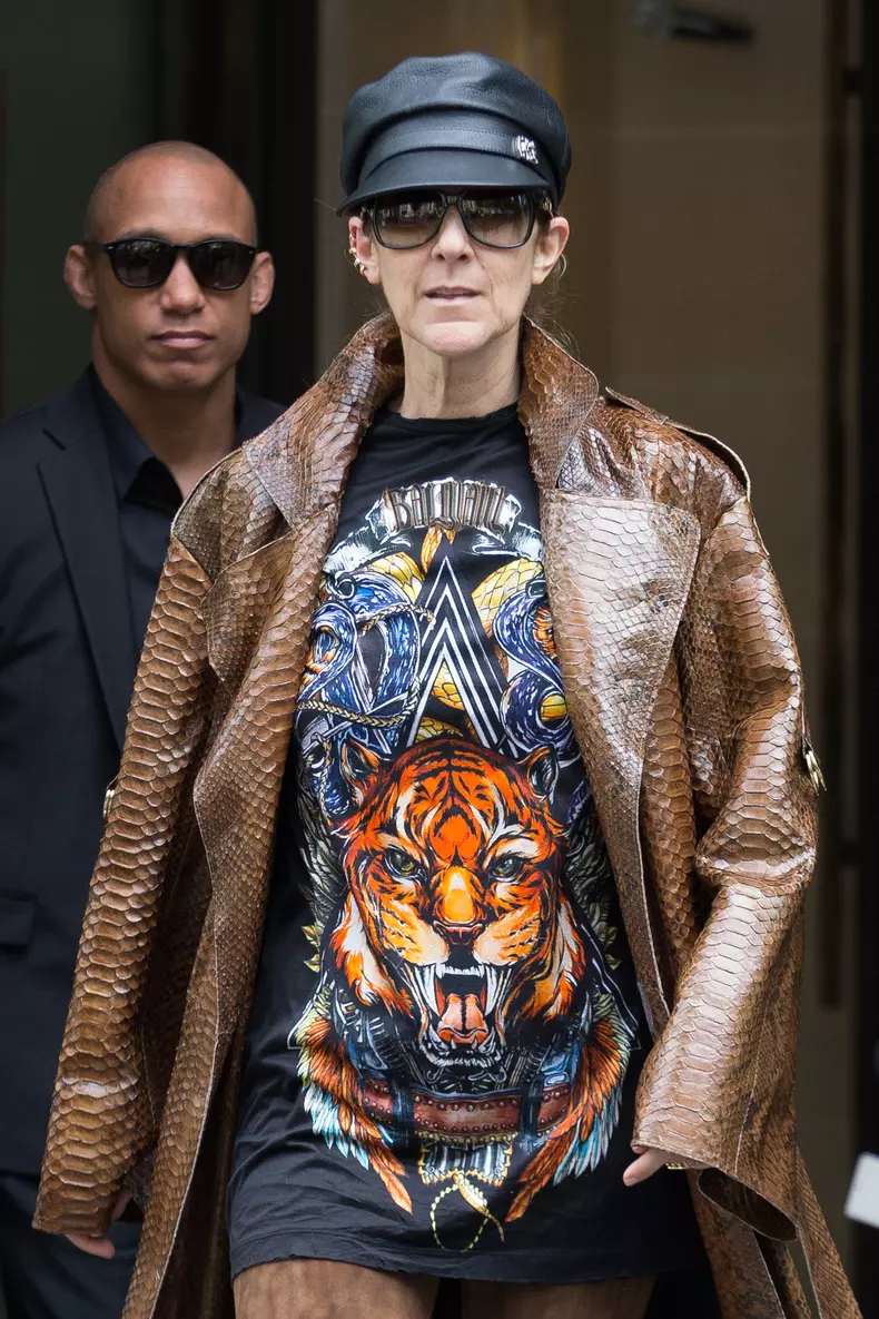 Céline Dion, overlookée, quitte l'hôtel Royal Monceau à Paris