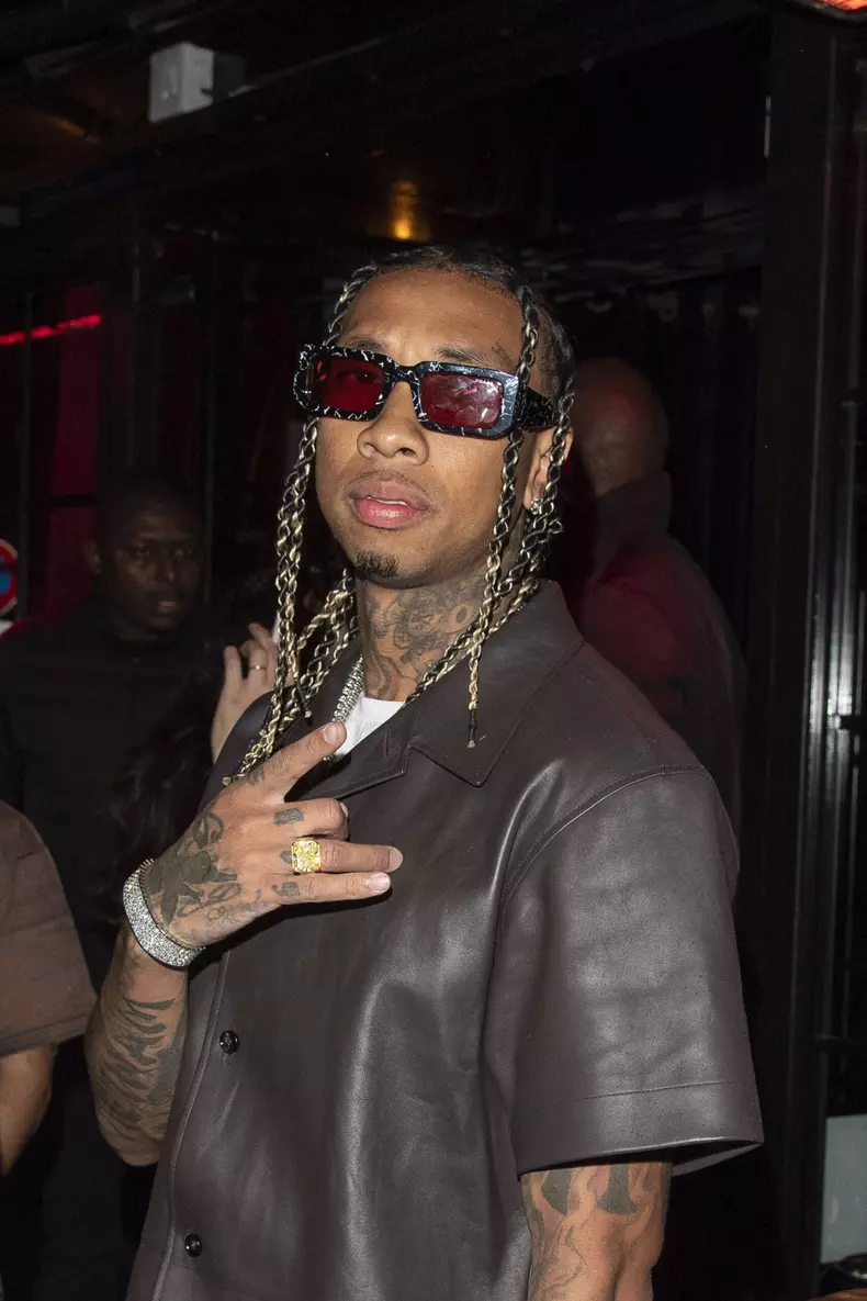 Exclusif - Prix Spécial - No Web - Le rappeur Offset achète toutes les roses d'un vendeur Bangladais pour les offrir à sa femme Cardi B au restaurant César à Paris