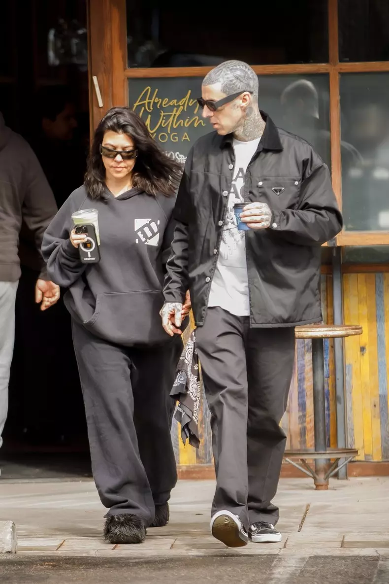 *EXCLUSIVE* Kourtney Kardashian and Travis Barker cruise to breakfast in a vintage '64 Impala at Pedalar's Fork