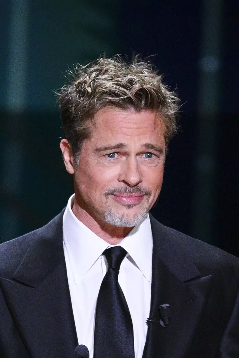 Brad Pitt remet un César d'honneur lors de la 48ème cérémonie des César à l'Olympia à Paris