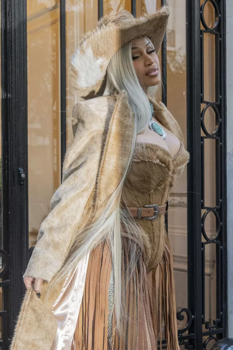 La rappeuse Cardi B se promène dans les rues de Paris