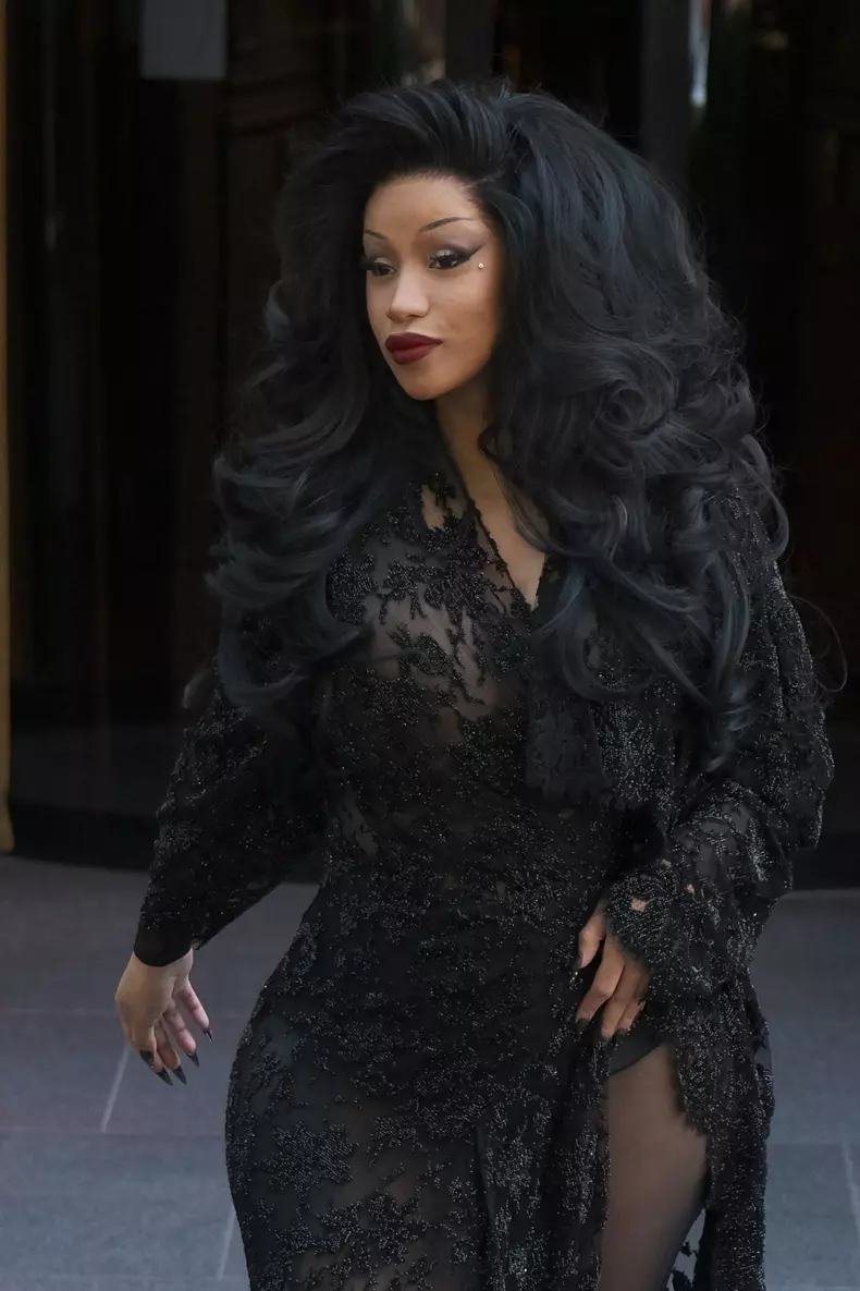 Cardi B sort de l'hôtel Fouquet's Paris pour se rendre au défilé Balenciaga lors de la fashion week