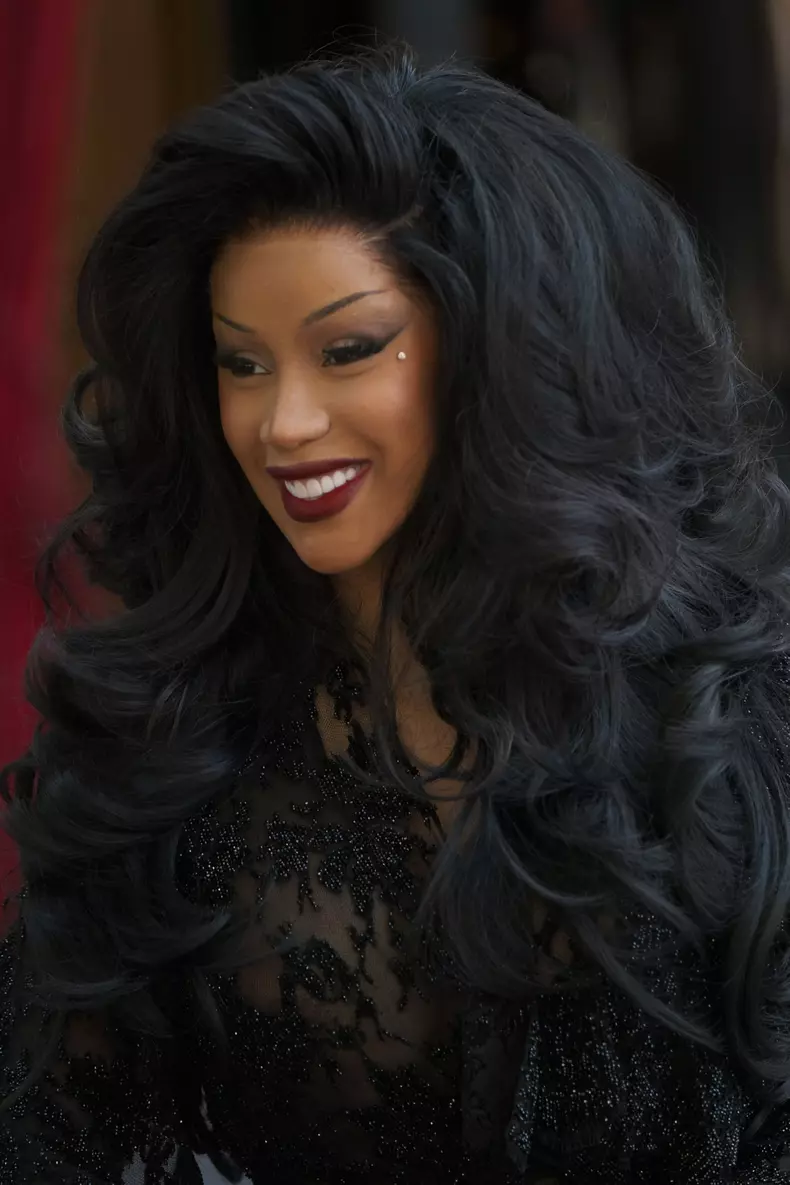Cardi B sort de l'hôtel Fouquet's Paris pour se rendre au défilé Balenciaga lors de la fashion week