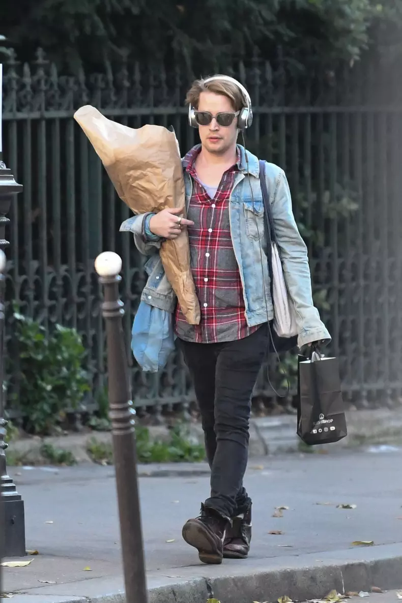 Exclusif - Prix spécial - Macaulay Culkin fait des courses dans les rues de Paris et achète un bouquet de fleurs à sa compagne Brenda