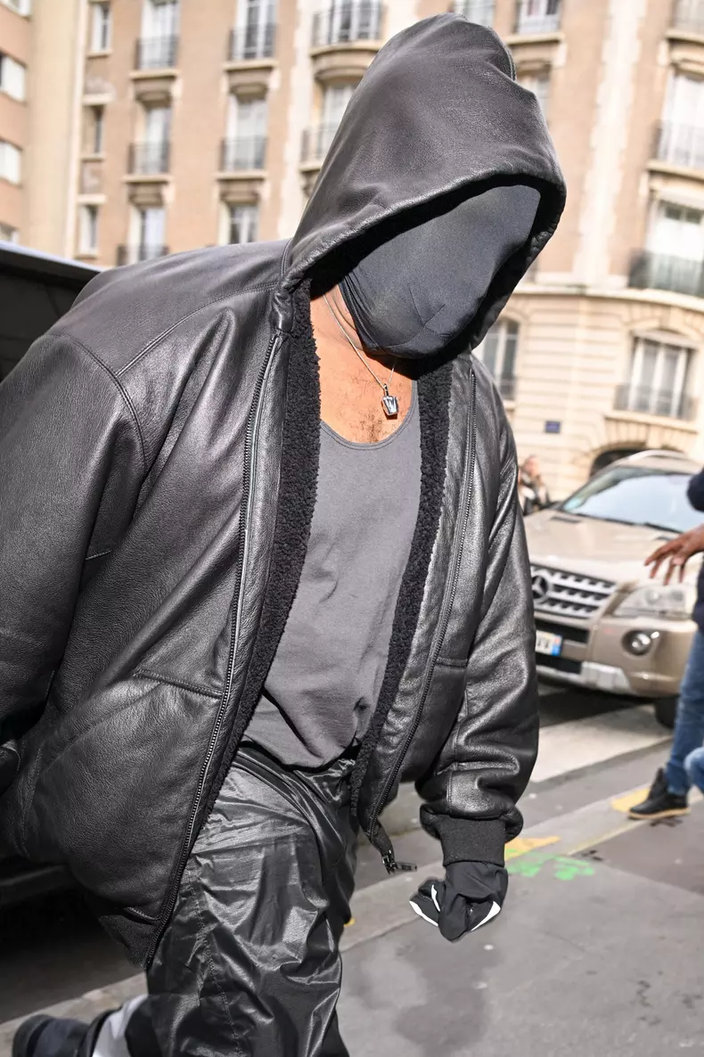 Kanye West (Ye) et sa femme Bianca Censori arrivent dans un studio photo lors de la semaine de la mode femme automne/hiver 2024-2025 (PFW)