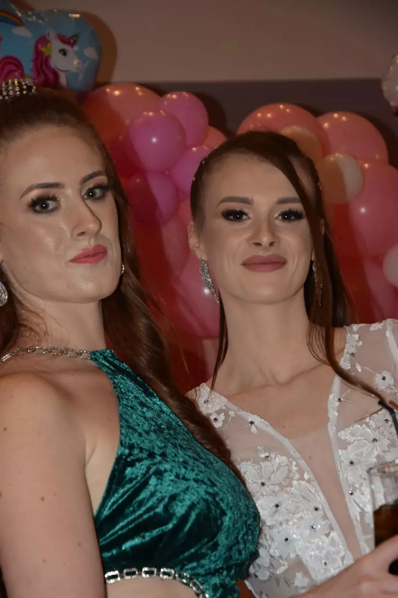 Teodora Marcu și sora ei, Adina