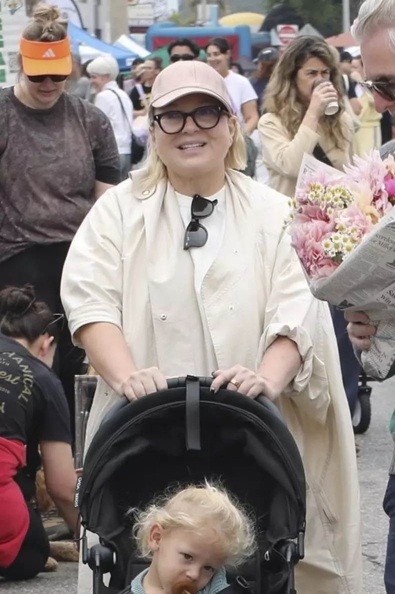 Sia and husband Dan Bernad enjoy family outing at Studio City Farmers Market