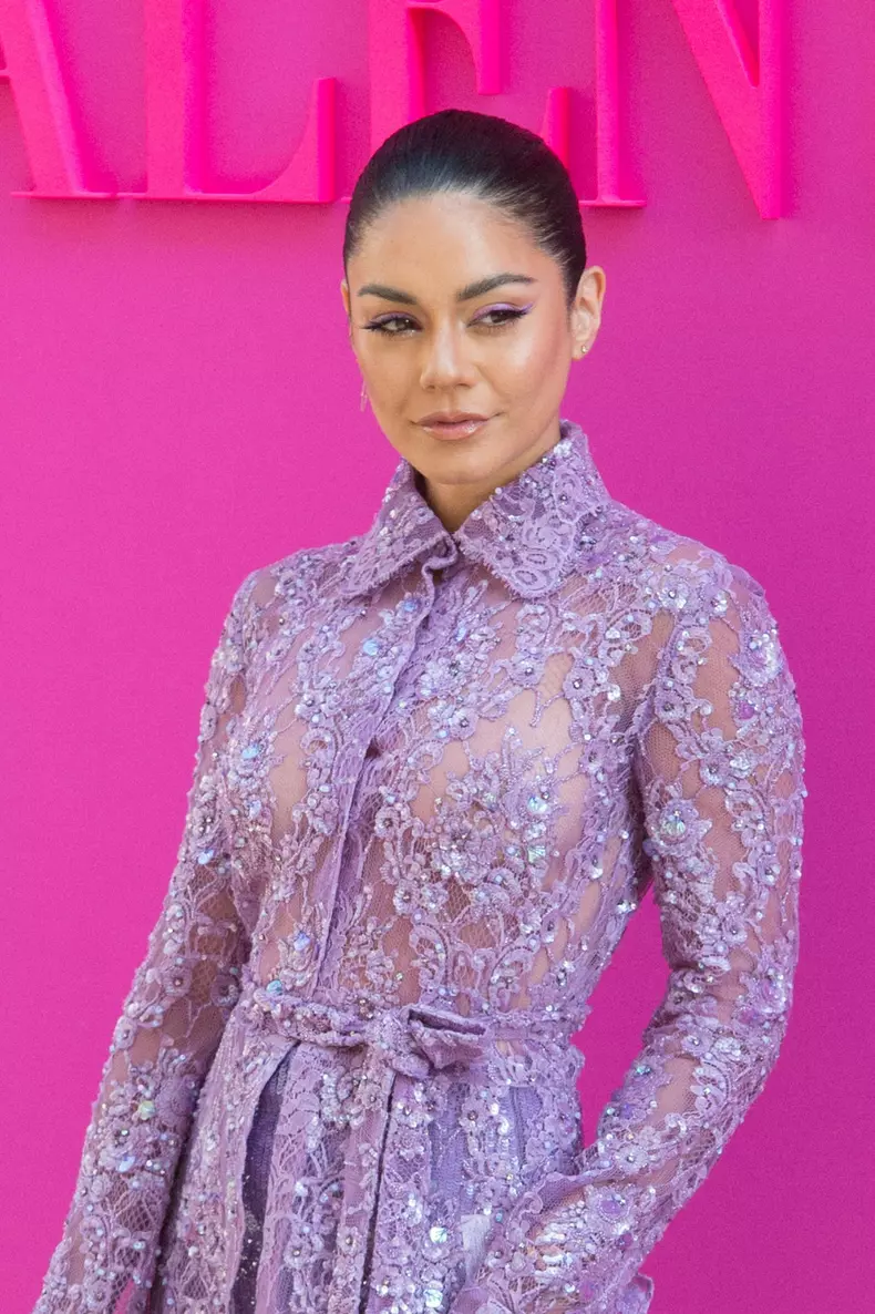Vanessa Hudgens a atras toate privirile la show-ul Valentino. A îmbrăcat o rochie scurtă și transparentă