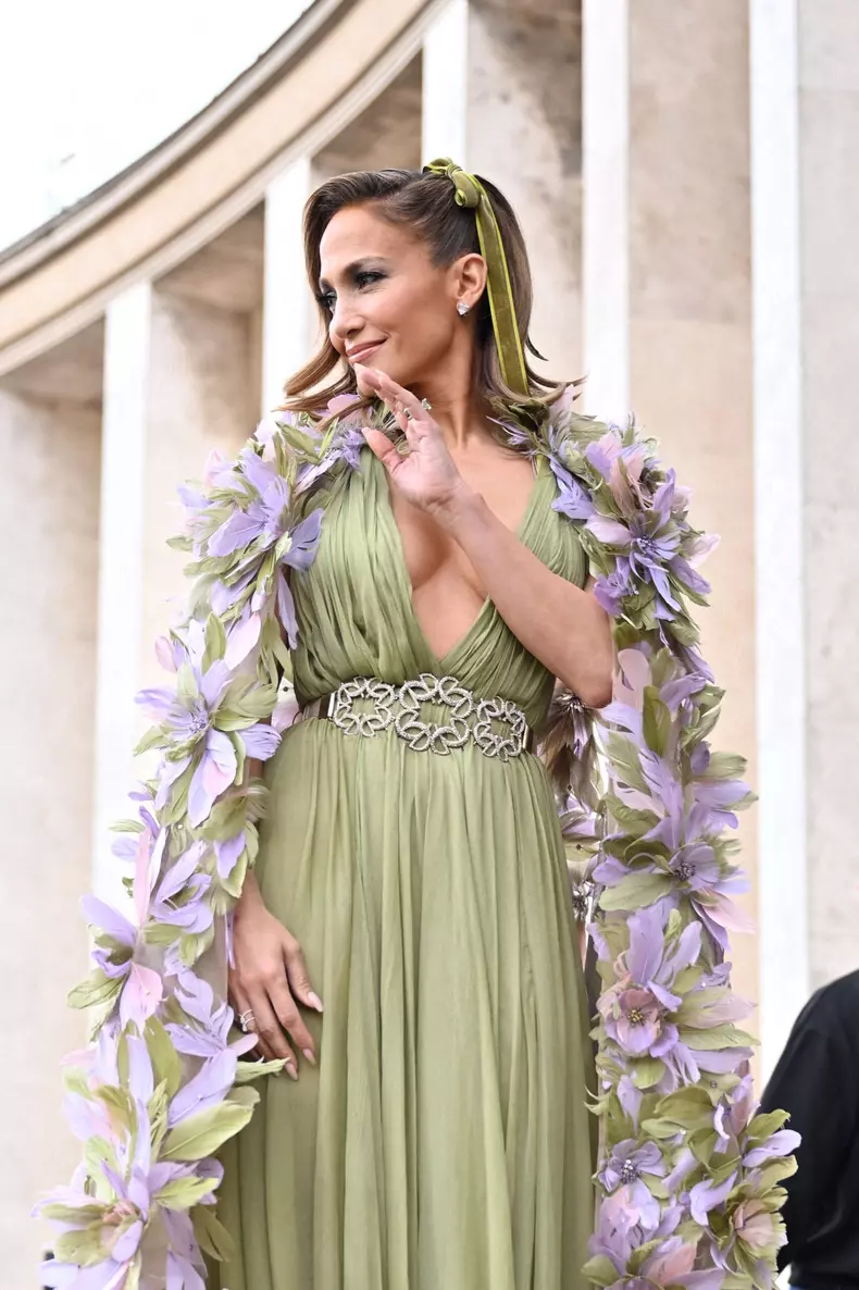 Jennifer Lopez participă la show-ul Elie Saab Haute Couture primăvarăvară 2024, în cadrul Săptămânii Modei de la Paris, pe 24 ianuarie 2024, în Paris, Franț
