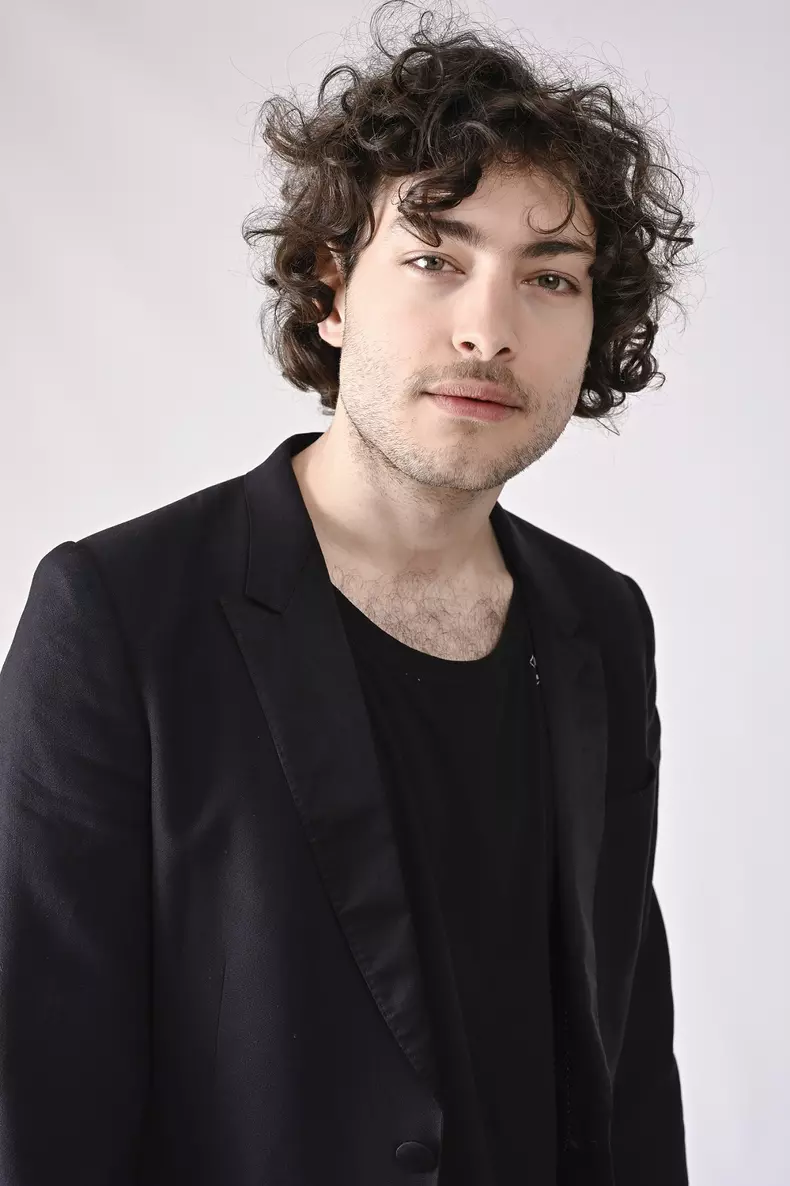 Toto Dumitrescu e actor, are 25 de ani și nu mai primește bani de la părinți