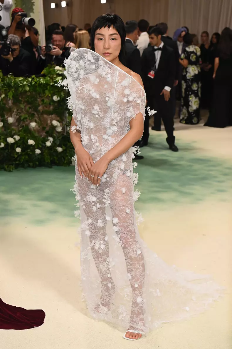 Greta Lee în Loewe