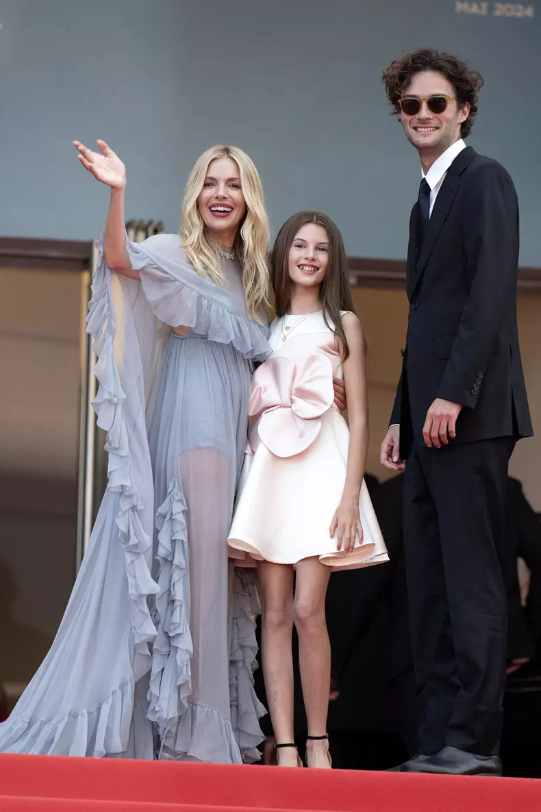 Sienna Miller (ținută Chloe), iubitul ei, Oli Green, și fiica ei, Marlowe Sturridge