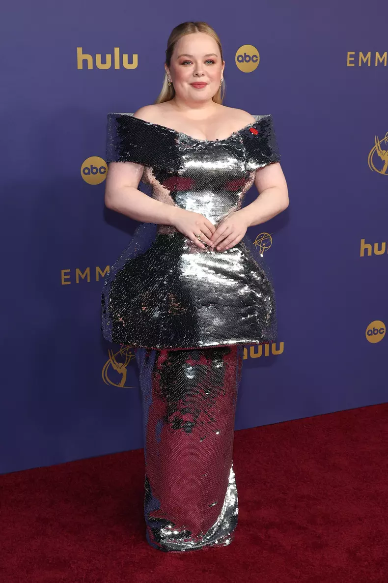 Nicola Coughlan (ținută Prabal Gurung)