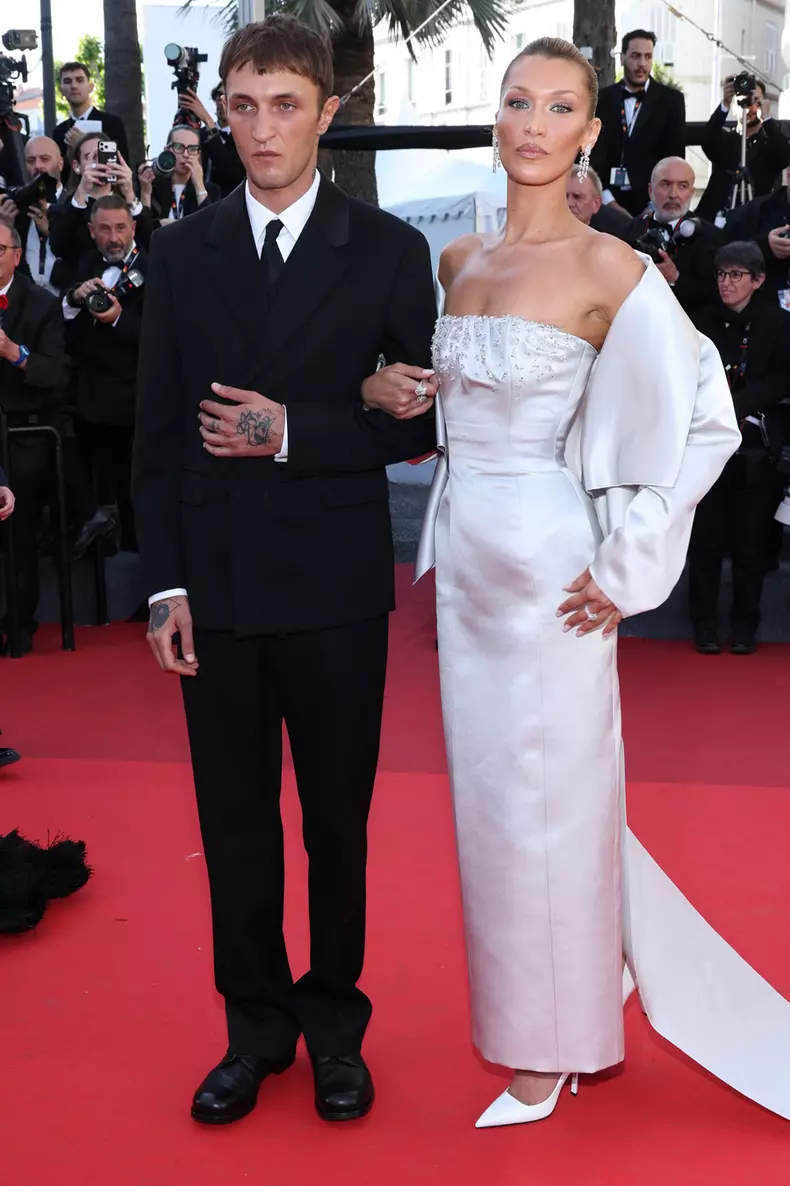 Anwar Hadid & Bella Hadid (ținută Prada)