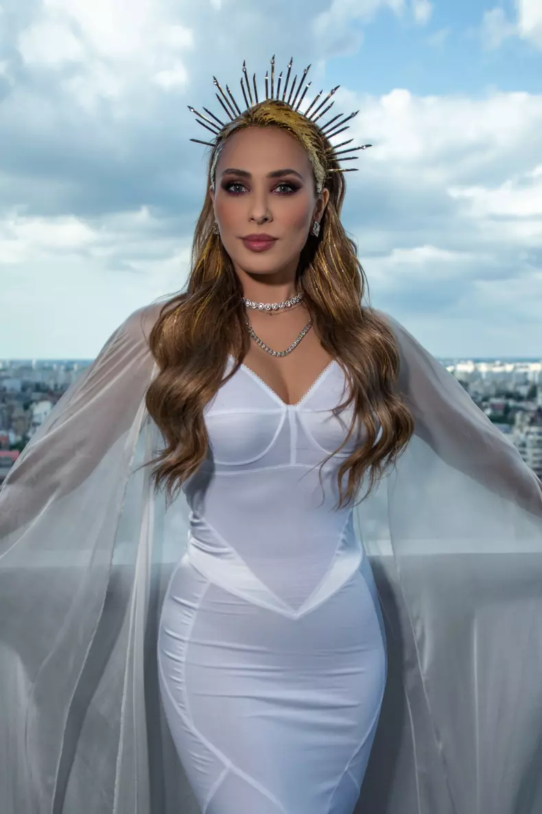 Iulia Vântur devine Zeița Soarelui cu ocazia Zilei Mondiale a Soarelui (2)