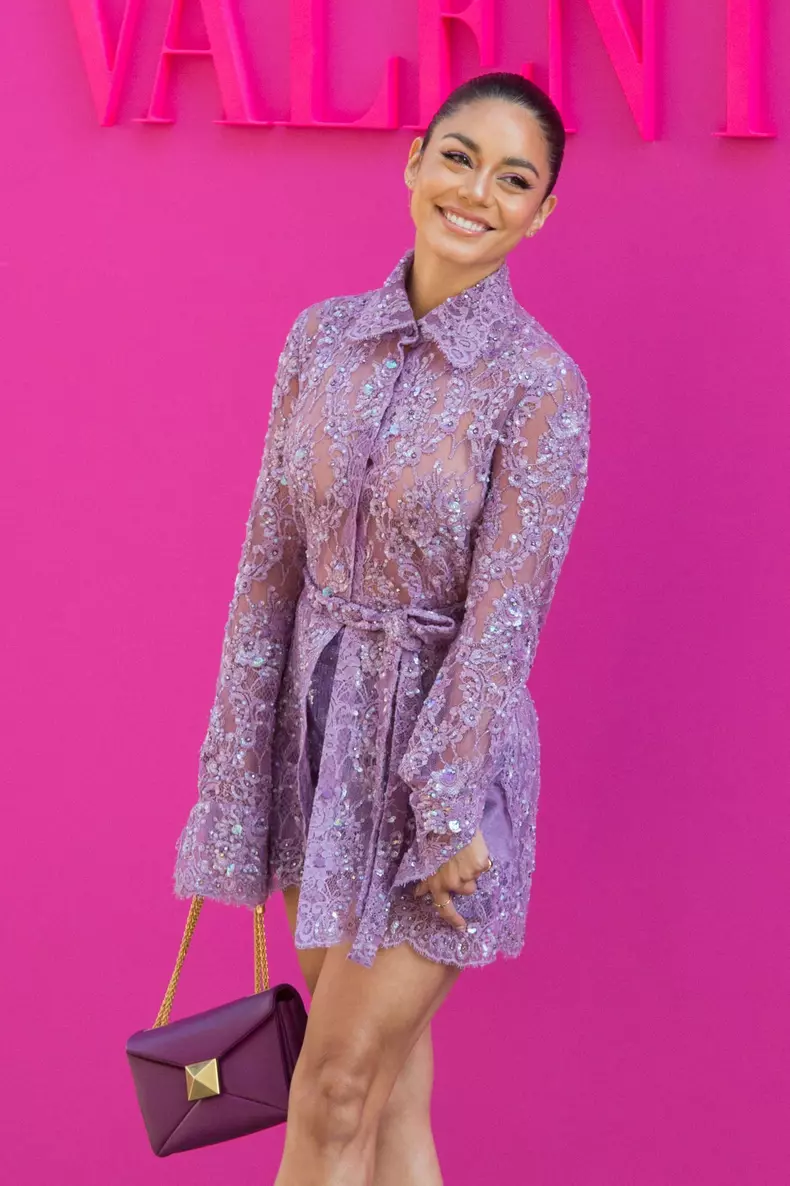 Vanessa Hudgens a atras toate privirile la show-ul Valentino. A îmbrăcat o rochie scurtă și transparentă