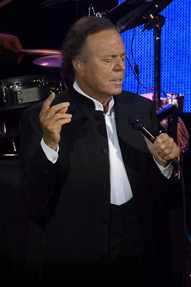 Julio Iglesias gives concert in Moscow