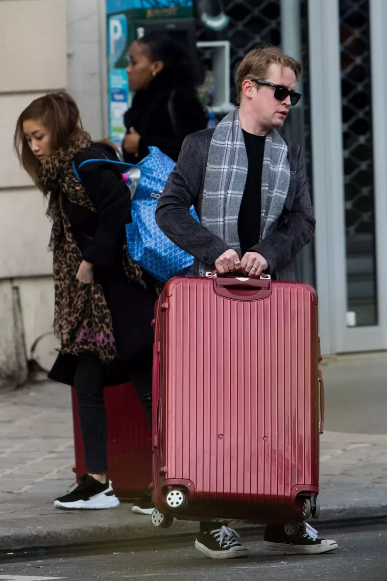 Exclusif - Macaulay Culkin et sa compagne Brenda Song quittent leur appartement parisien pour se rendre à l'aéroport Roissy CDG