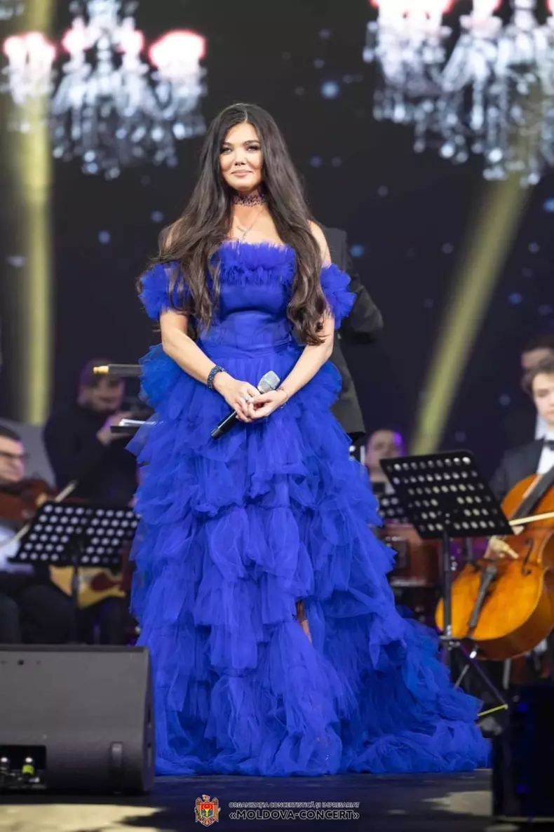 paula seling pe scena in albastru