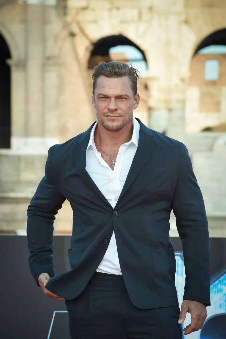 Alan Ritchson, agresat sexual de un fotograf 