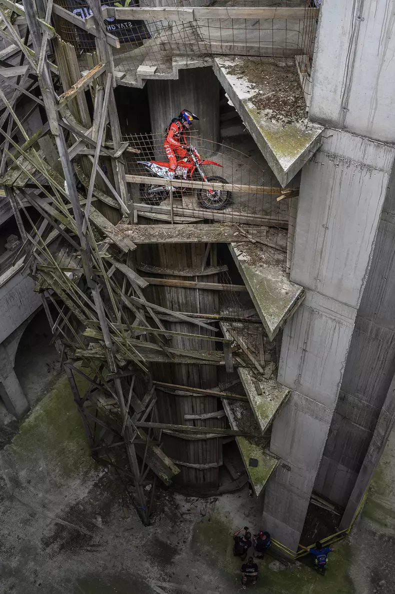 Michael Walkner (Austria)- in interiorul cladirii cu 5 etaje