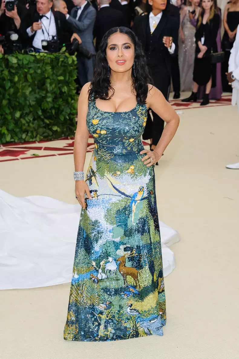 La 51 de ani, Salma Hayek arată fabulos în costum de baie